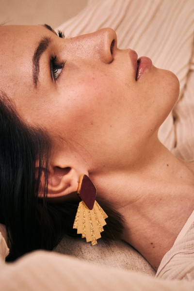 Pendientes geometría latón baño de oro y piedra