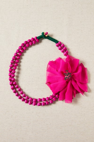 Collar corto multibolas con flor en gasa