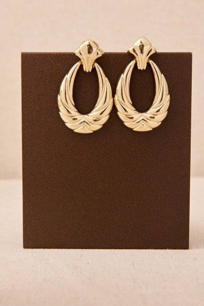 Pendiente aro ovalado labrado con relieve