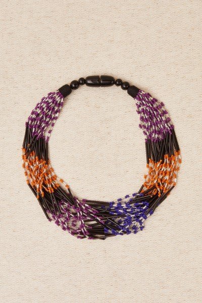 Collar corto combinado resinas color y negro