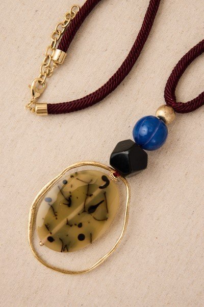 Collar colgante resina
