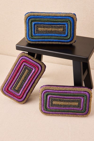 Clutch Bordado con Resinas 