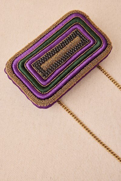 Clutch Bordado con Resinas 