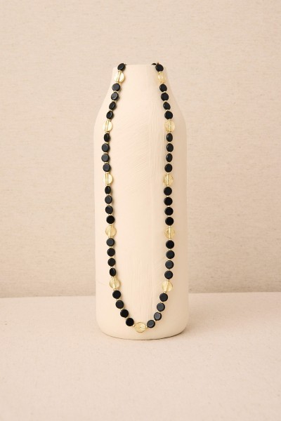 Collar largo de resina y latón con baño de oro 