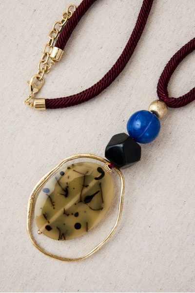 Collar colgante resina