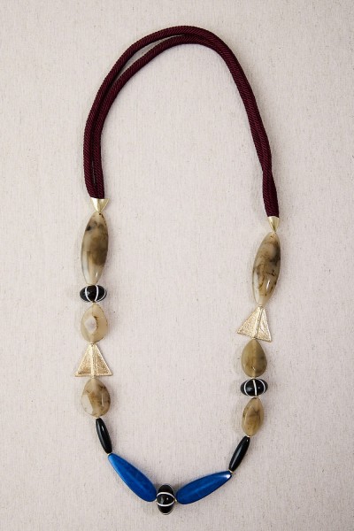 Collar cordón y resina