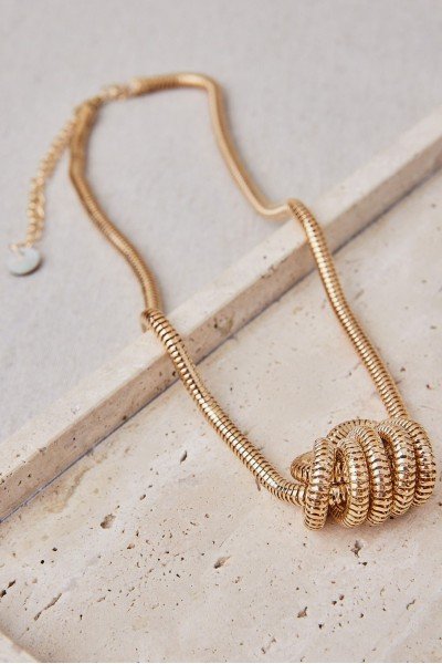 Collar Corto con Nudo Enroscado