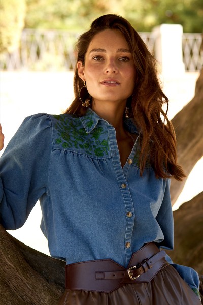Blusa Denim con Bordado Flores