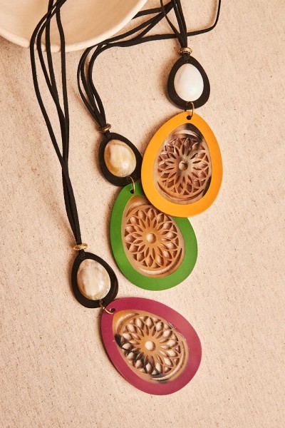 Collar colgante labrado resina