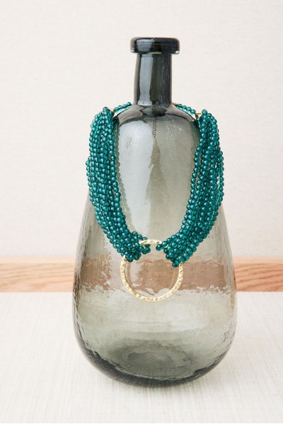 Collar multicadenas de resinas