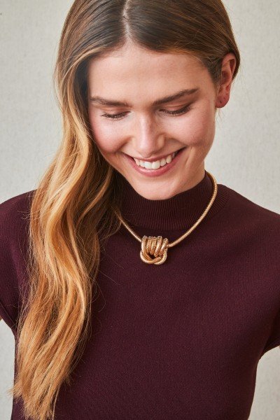 Collar Corto con Nudo Enroscado