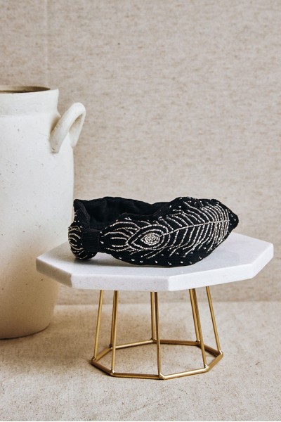 Diadema Negra con bordado en pluma