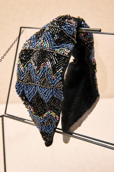 Diadema Zigzag bordado en resinas 