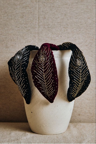 Diadema granate con bordado de pluma