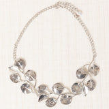 Short metal necklace with engraved leaves Silver