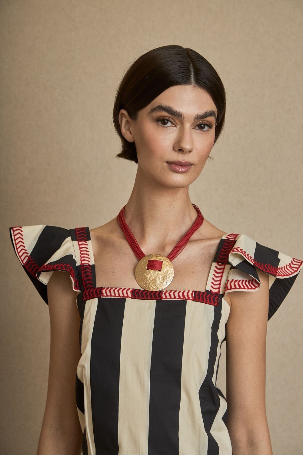 Collar Cordón y Medallón Rojo