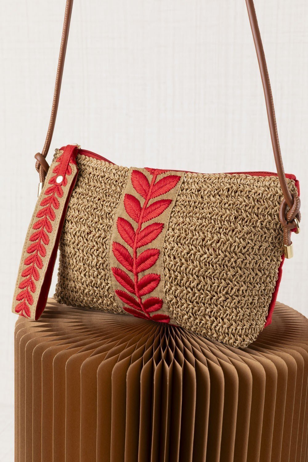 Bolso Mano Cinta Bordada Rojo