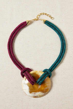 Collar Medallón de Asta Verde