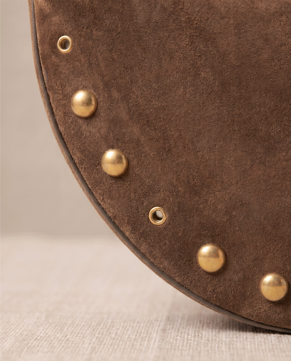 Bolso Media Luna con Tachuelas Marrón