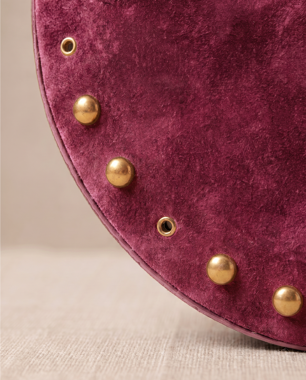 Bolso Media Luna con Tachuelas Burdeos