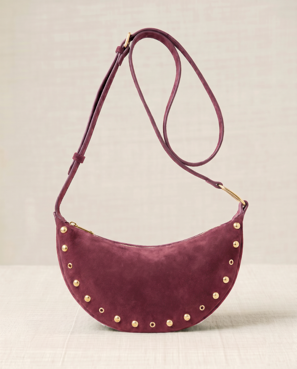Bolso Media Luna con Tachuelas Burdeos