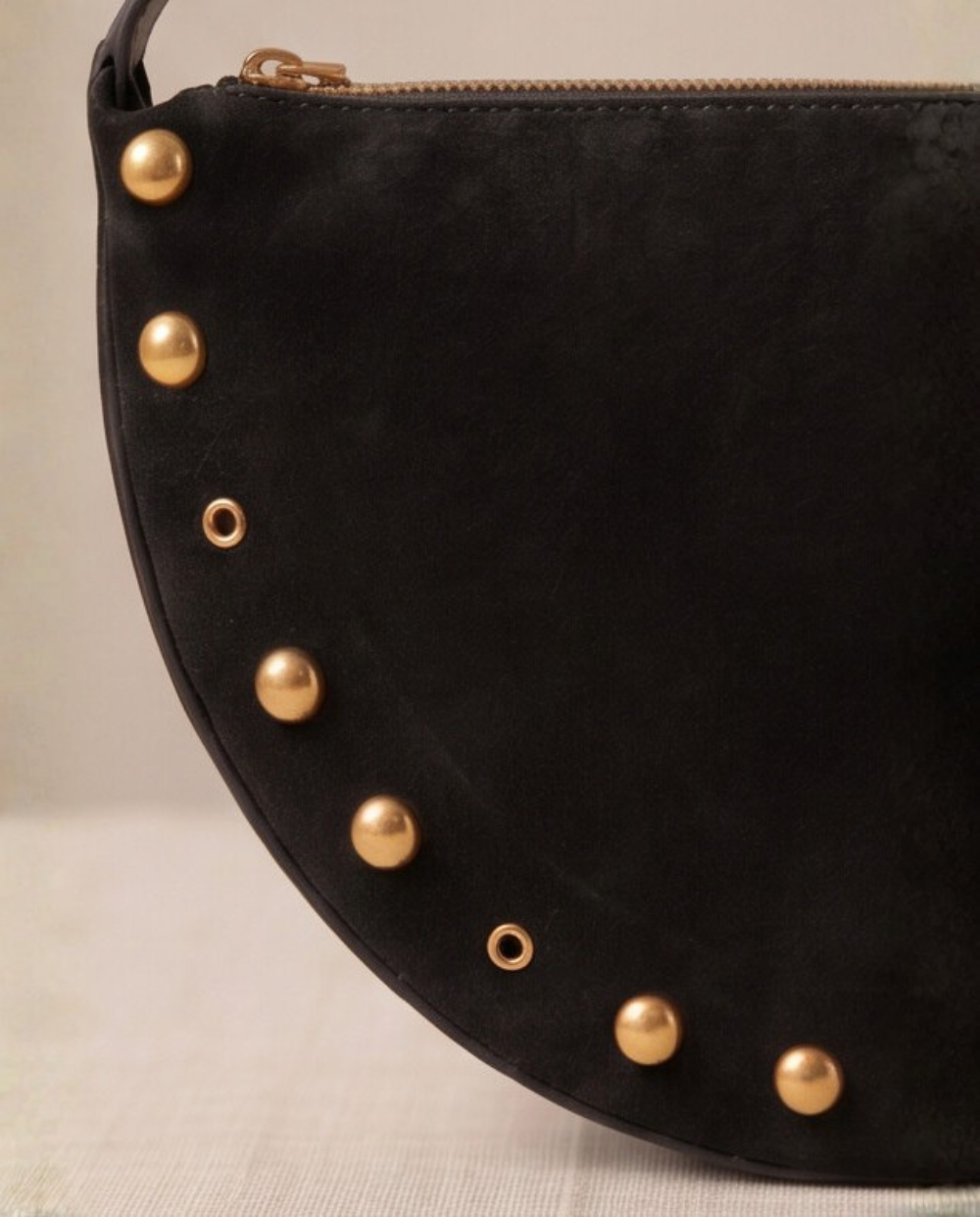 Bolso Media Luna con Tachuelas Negro
