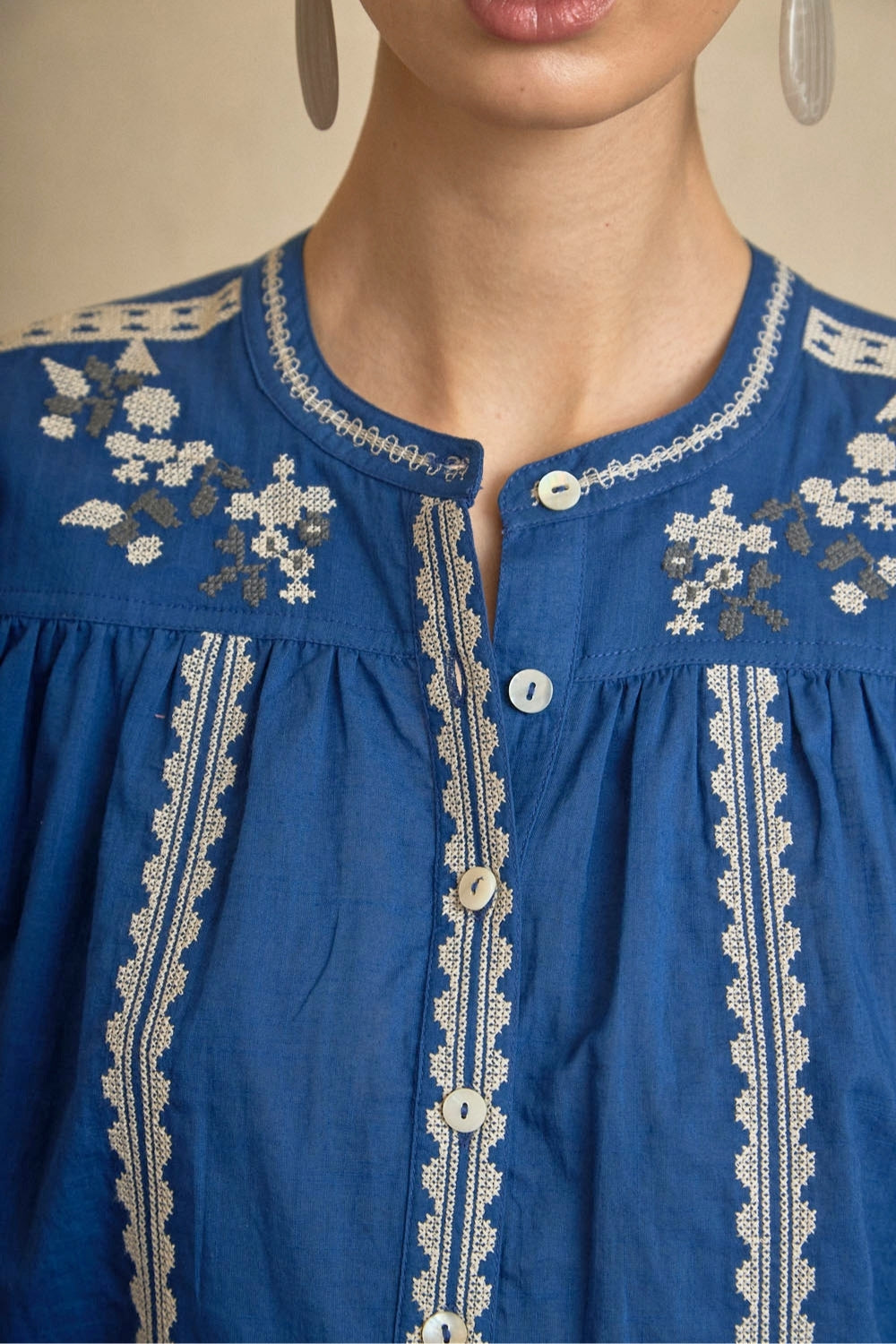 Blusa Bordado Flor Azul