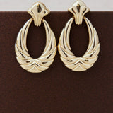 Pendiente aro ovalado labrado con relieve Oro