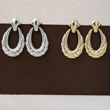 Pendiente aro ovalado labrado con relieve Oro