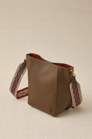 Bolso Cubo con Asa Tejida Topo