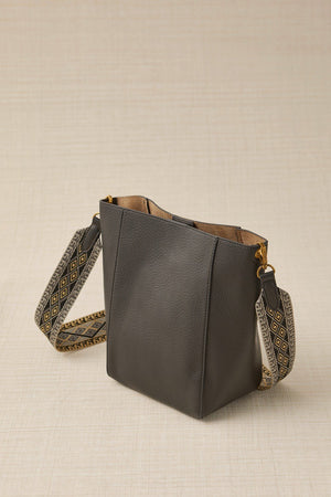 Bolso Cubo con Asa Tejida Gris