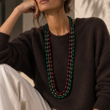 Collar largo triple resina burdeos