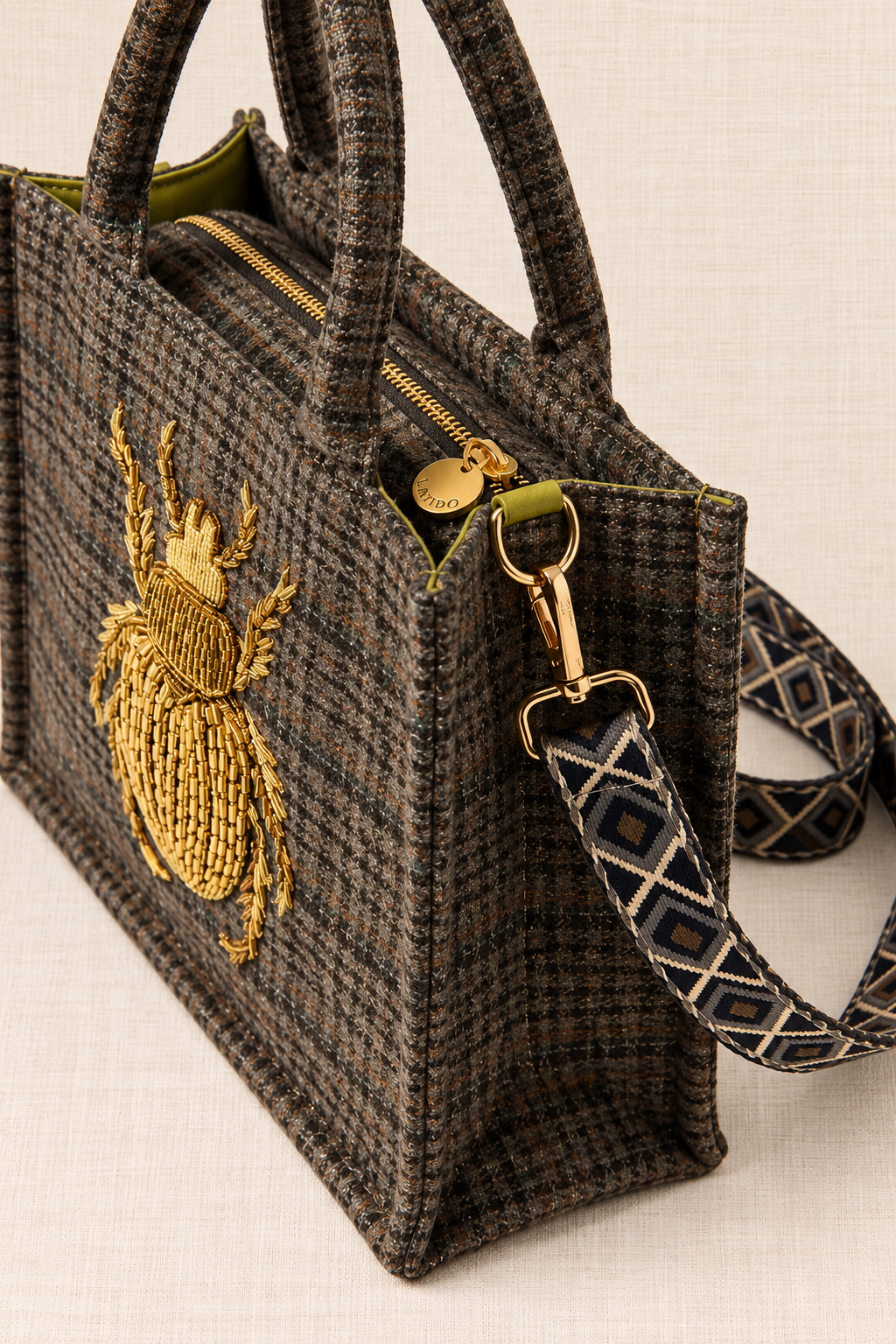 Bolso Tote Bordado Escarabajo Gris