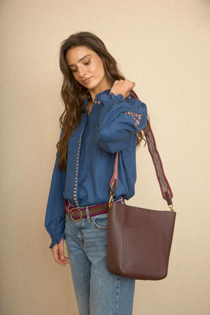 Bolso Cubo con Asa Tejida Burdeos